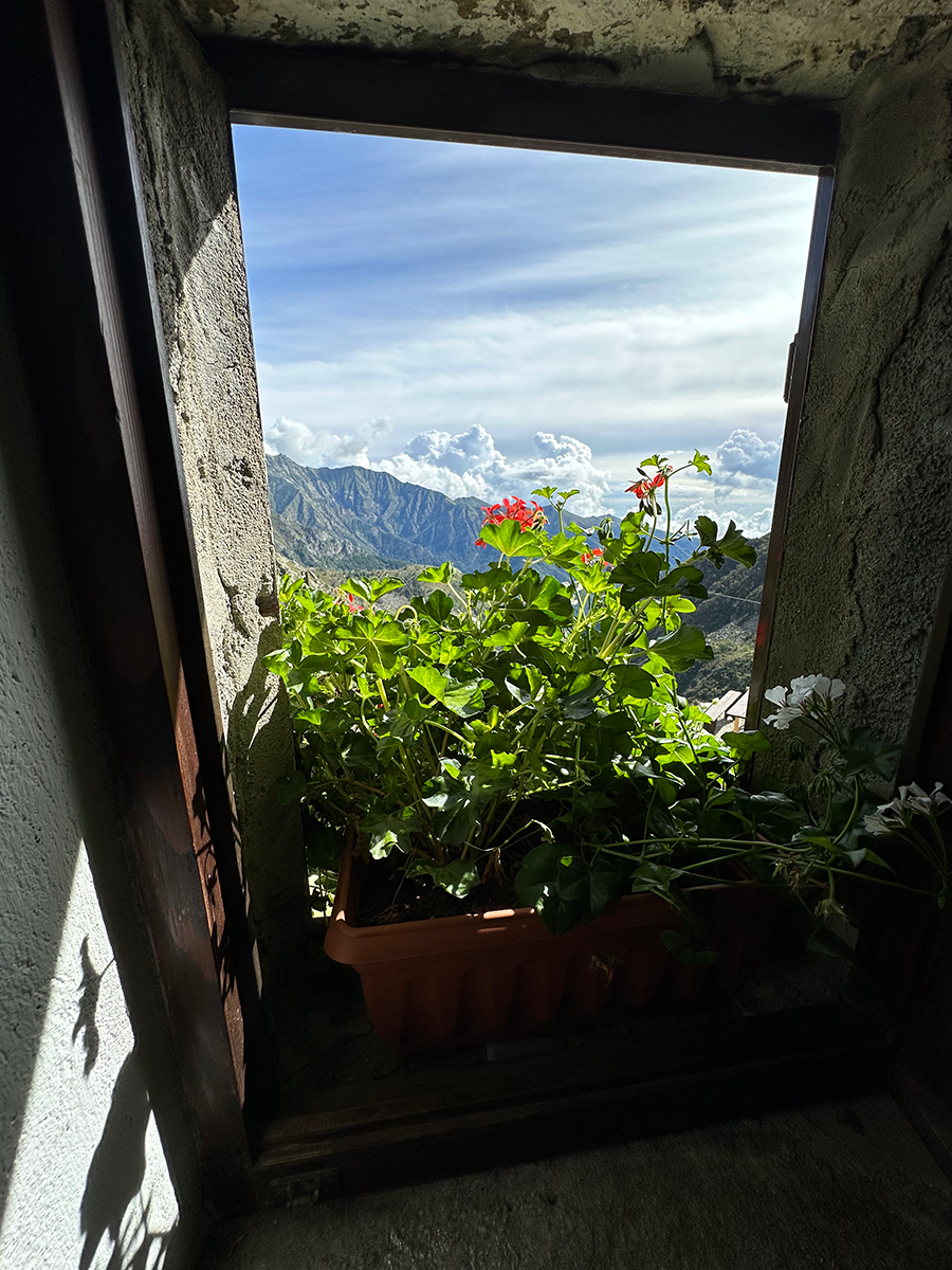 Vista sul monte Bo dalla camera Canabà